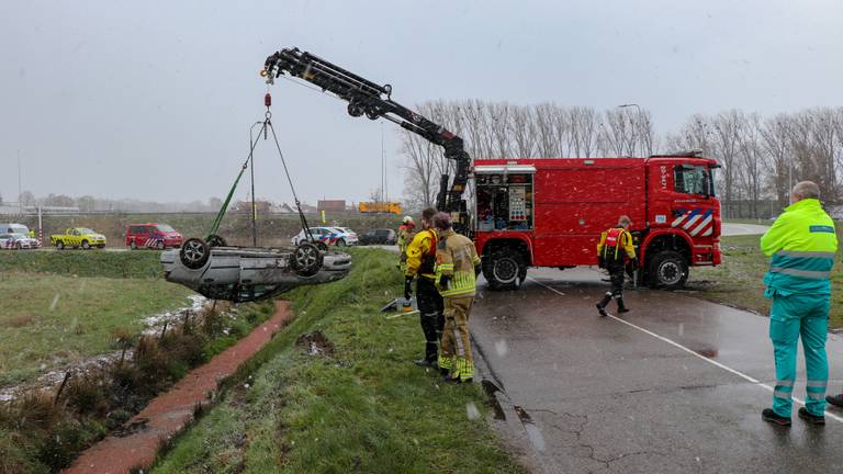 Auto op z'n kop in de sloot, bestuurder op de vlucht ...