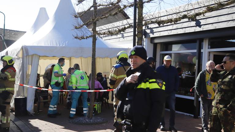 Diverse hulpdiensten werden na het ongeluk in Beugen opgeroepen (foto: SK-Media).