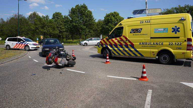 De motorrijder liep verwondingen op aan zijn sleutelbeen en is overgebracht naar het ziekenhuis (foto: SQ Vision).