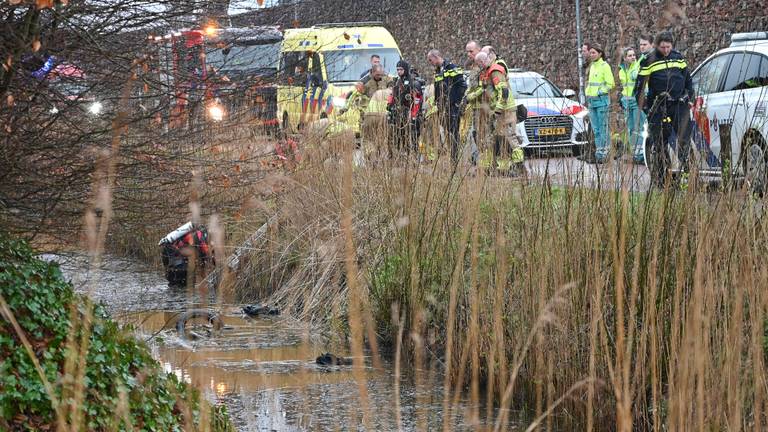 Na de vondst van de fatbike werd het water naast de Westerparklaan doorzocht (foto: Perry Roovers/SQ Vision).