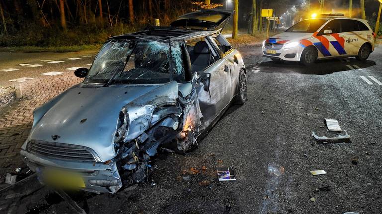 De auto crashte rond kwart voor vier 's nachts (foto: Toby de Kort/SQ Vision).