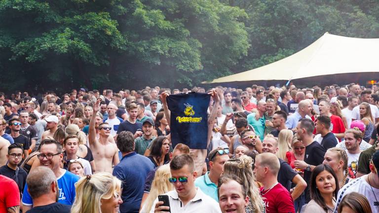 Een veld vol met mensen (foto: Marcel van Dorst/SQ Vision).