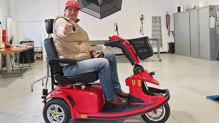 Denny knalt met 170 tegen een boom en rijdt nu in een gepimpte scootmobiel