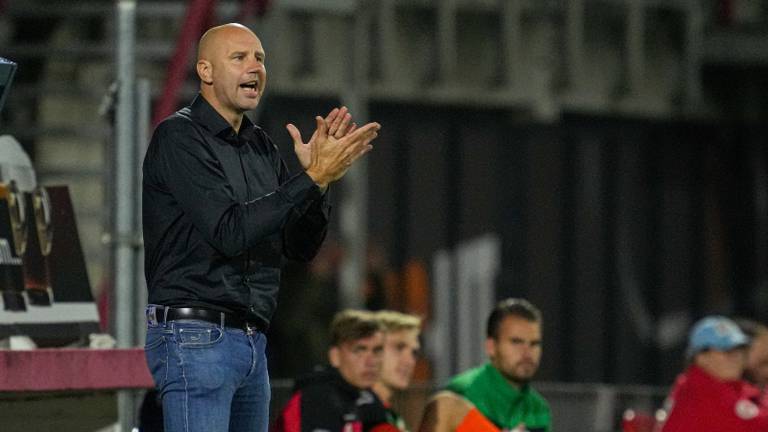 Bob Peeters voor het eerst als trainer langs de lijn bij TOP Oss (foto: OrangePictures).