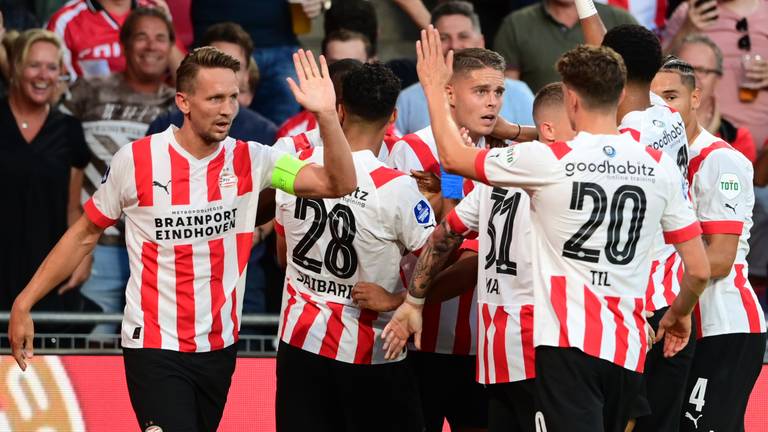 PSV-spelers vieren de openingstreffer tegen AS Monaco (Foto: ANP)