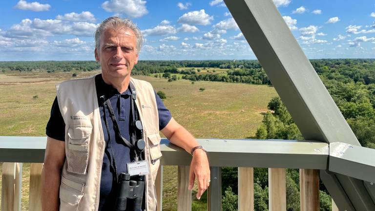 brandtorenwachter Gert-Jan Arijjansen kijkt uit over het kurkdroge natuurgebied. (foto: Raoul Cartens)