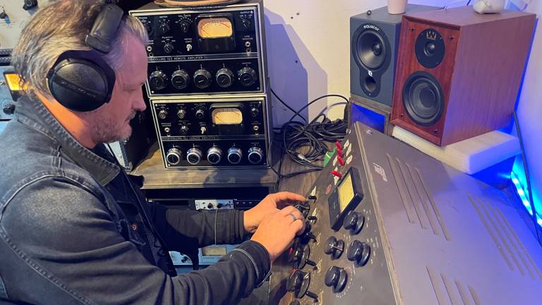 Bird Stevens in zijn studio (foto: Jos Verkuijlen).