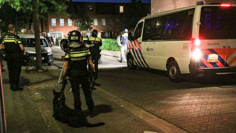 De politie grijpt in met honden (foto: Harrie Grijseels / SQ Vision).