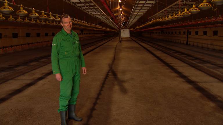 Boer Ronny in een kille en lege stal (foto: Omroep Brabant).