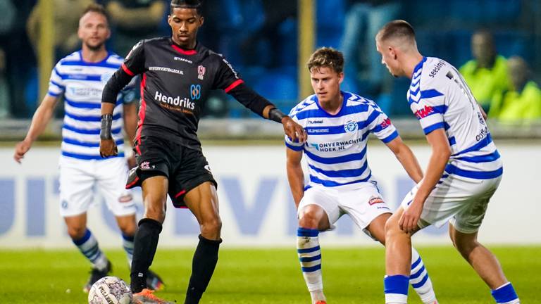 Jearl Margaritha (Top Oss) omsingeld door spelers van De Graafschap (Foto: Orange Pictures) 