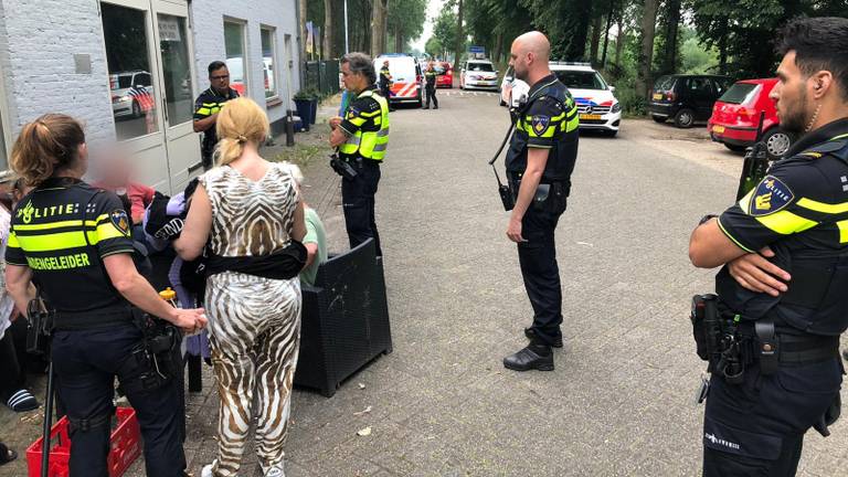 Er was veel politie aanwezig om de vrouw aan te houden (Foto: Joris van Duin).