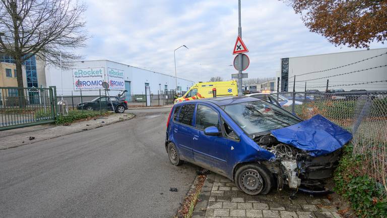 Twee auto's kwamen na een botsing in Breda tegen een hek tot stilstand (foto: Tom van der Put/SQ Vision).