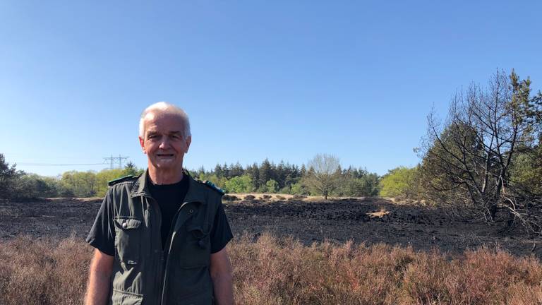 Boswachter Frans van de Wier bij de zwartgeblakerde heide in Son (Foto: Imke van de Laar)