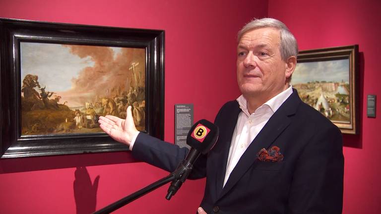 Charles de Mooij bij het schilderij uit de zeventiende eeuw