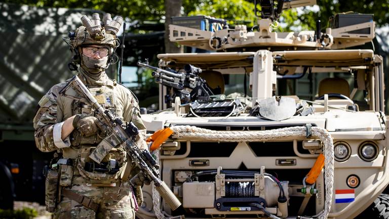 Een operator van het Korps Commandotroepen (KCT) tijdens de presentatie van de Defensienota 2022 (foto: ANP) 