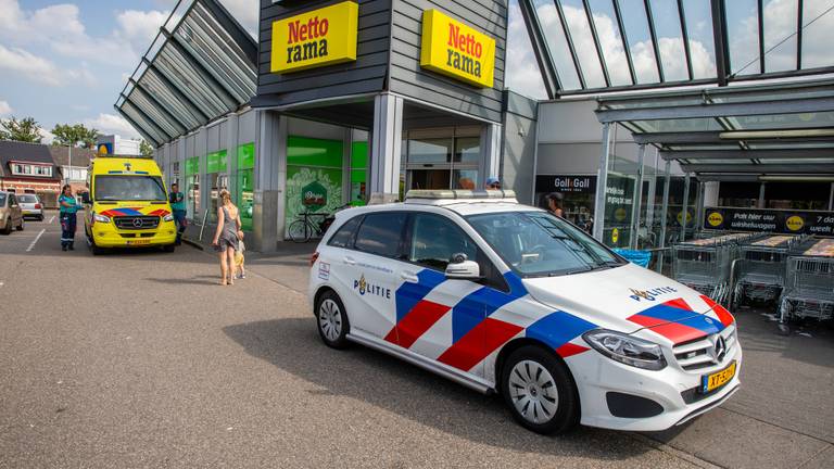 Ambulance en politie bij de winkel waar een vrouw slachtoffer werd (foto: Christian Traets/SQ Vision).