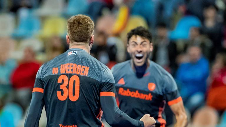 Mink van der Weerden en Glenn Schuurman vieren samen doelpunt voor Oranje