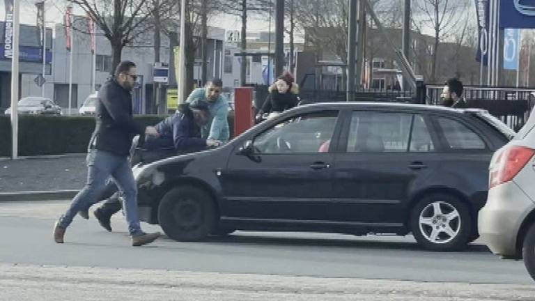 De man lag op de motorkap (foto: Omroep Brabant). 