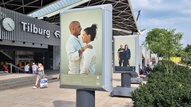 De billboards bij station Tilburg (foto: Collin Beijk)