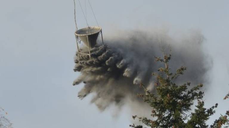 Steenmeel wordt boven het bos uitgestrooid (foto: Bosgroep Zuid Nederland)