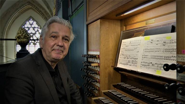 Organist Aart Bergwerff in de Grote Kerk in Breda. (foto: Raoul Cartens)