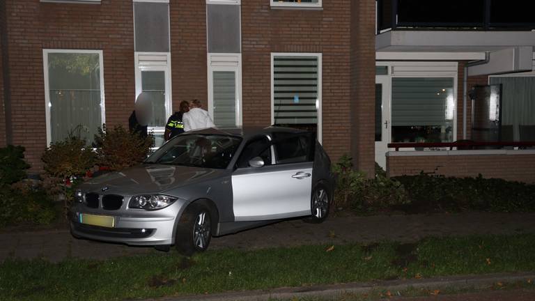 De auto kwam tot stilstand tegen een appartementencomplex in Uden (foto: Marco van den Broek/Q Vision).