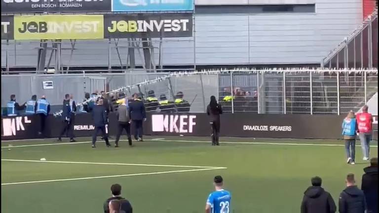 Ook twee agenten gewond bij rellen na wedstrijd FC Den Bosch - TOP Oss