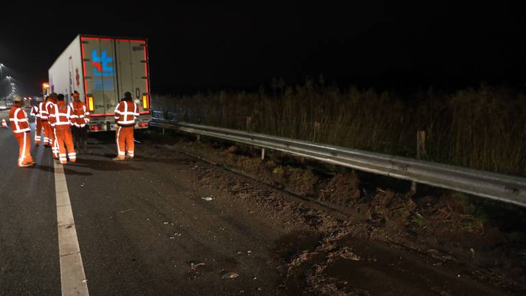 De vangrail van de A2 bij Boxtel moet na het ongeluk met de vrachtwagen hersteld worden (foto: Sander van Gils/SQ Vision).