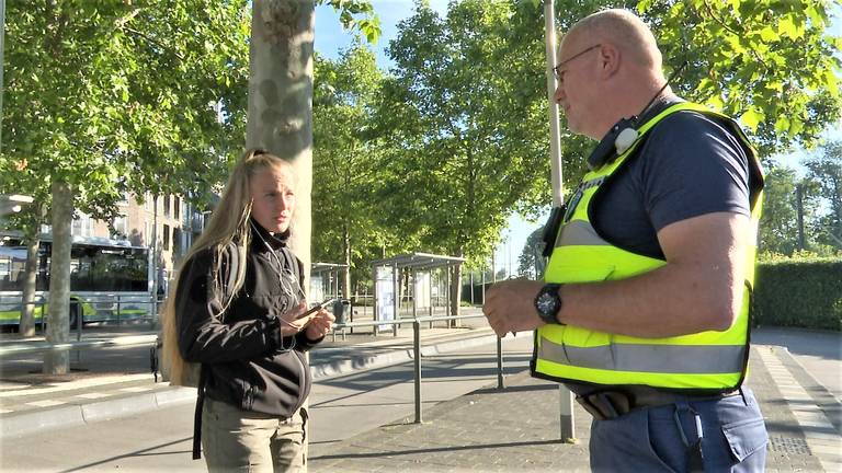 Een medewerker van Arriva vertelt dat er geen bussen rijden. (Foto: Raoul Cartens)