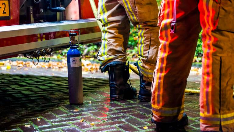 De brandweer ontdekte een fles lachgas (foto: Dave Hendriks/SQ Vision)