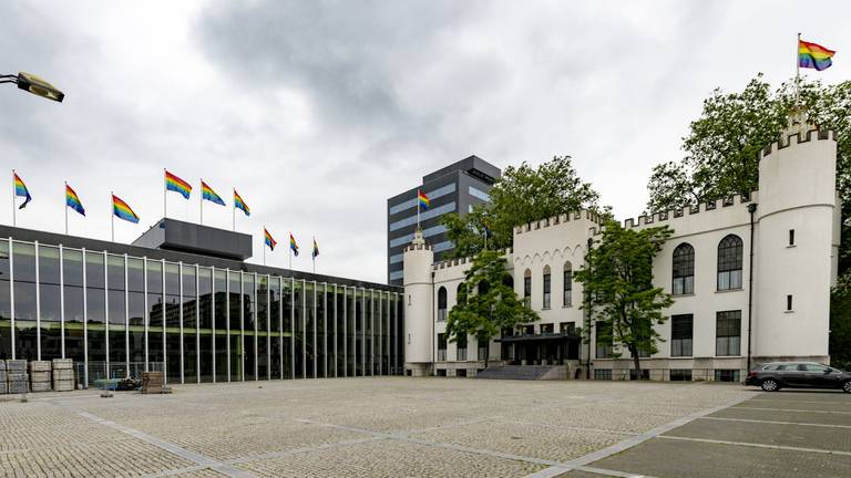 De vlaggen in Tilburg (foto: Joris Buijs).