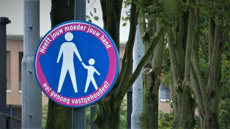Het mysterieuze verkeersbord in Breda-Noord (foto: Raoul Cartens).