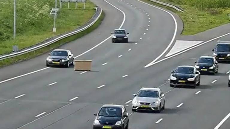 Automobilisten ontwijken bankstel dat midden op de A2 staat