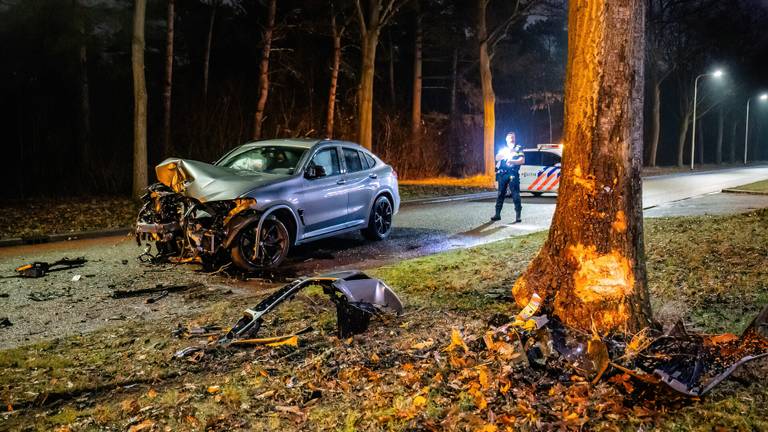 Peperdure huurauto crasht, bestuurder slaat op de vlucht 