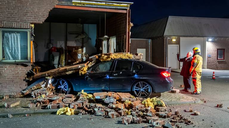 Auto rijdt meubelzaak binnen, bestuurder neemt de benen