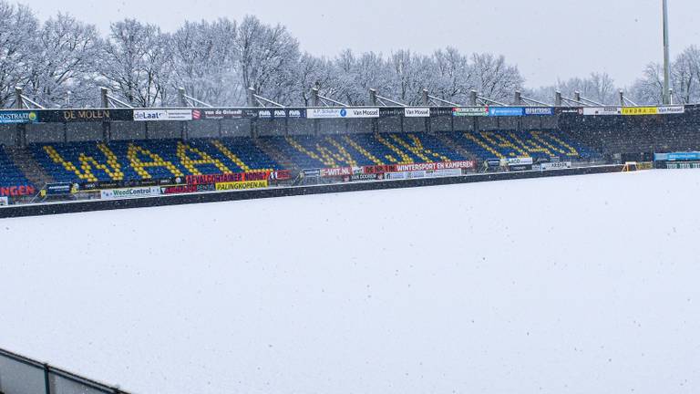 Het veld bij RKC lag er zaterdagochtend vroeg zo bij (foto: Facebook RKC Waalwijk).