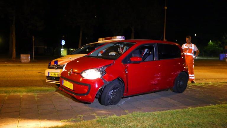 De auto werd geramd door een politieauto (foto: Bart Meesters).