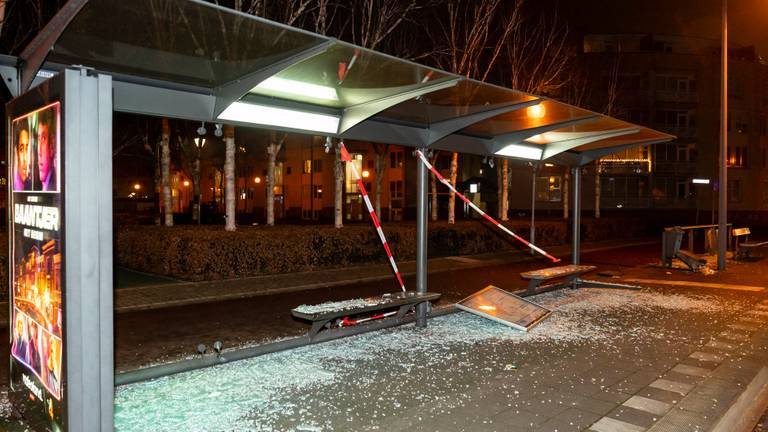 Eén van de vernielde bushokjes in de Hoge Vucht Breda, vorige jaarwisseling. (foto: Marcel van Dorst/SQ Vision Mediaprodukties).