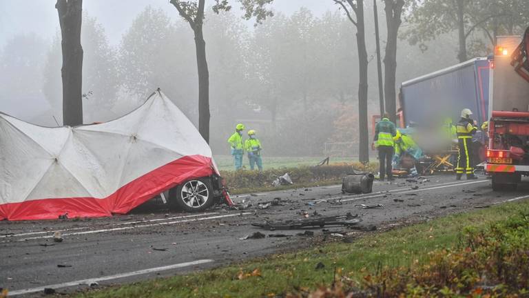 Het ongeluk op de Bredaseweg bij Rijsbergen gebeurde rond halfnegen vrijdagochtend (foto: Tom van der Put/SQ Vision).