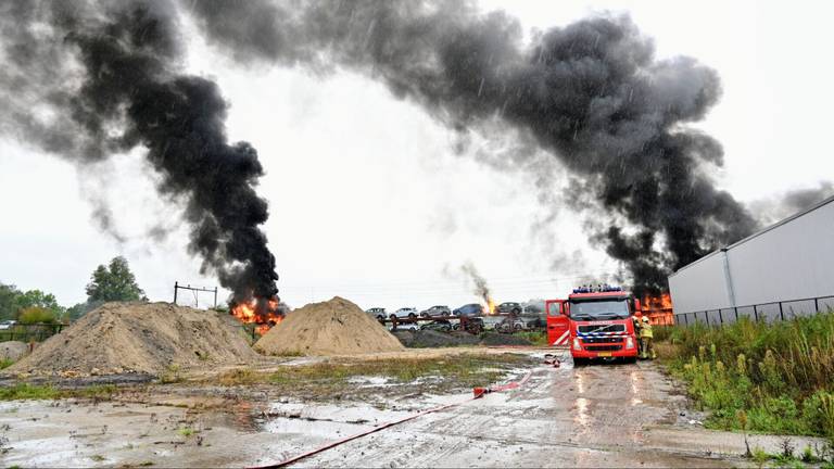 Goederentrein met hybride auto's in brand: rest van de dag geen treinen