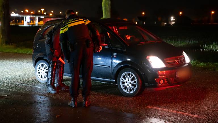 Wie Veen wilde binnenrijden, werd zondagnacht gecontroleerd (foto: SQ Vision).