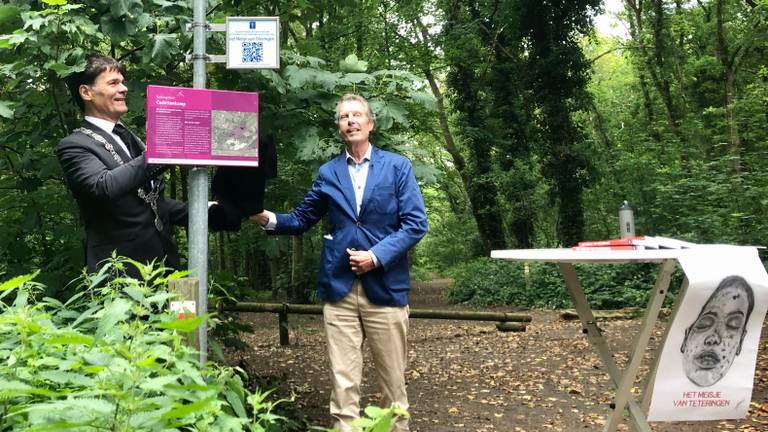 Burgemeester Paul Depla en Theo Jongedijk onthullen het bordje met de QR-code. (foto: Raoul Cartens)