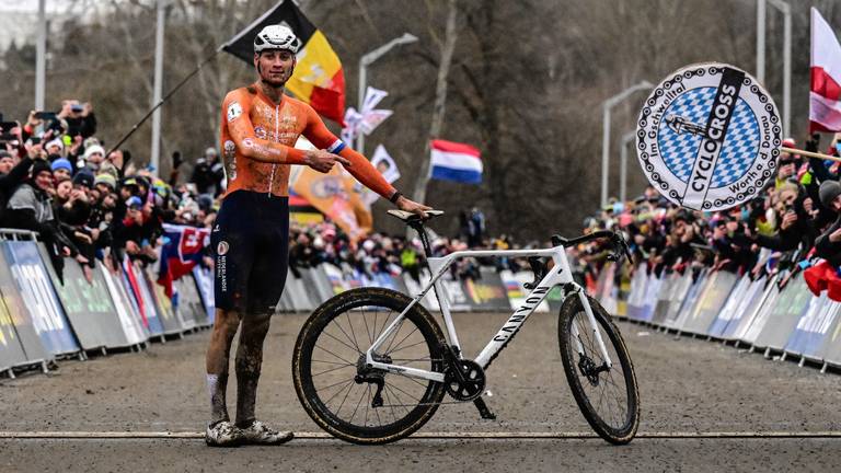 Van der Poel na het behalen van zijn 6e wereldtitel in het veld: zondag gaat hij voor zijn 7e (foto: via ANP, Michal Cizek / AFP).