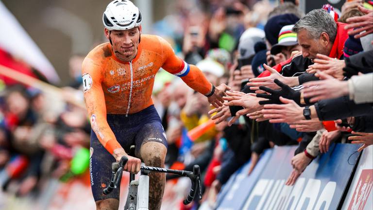 Van der Poel op weg naar zijn zesde wereldtitel veldrijden (foto: ANP).