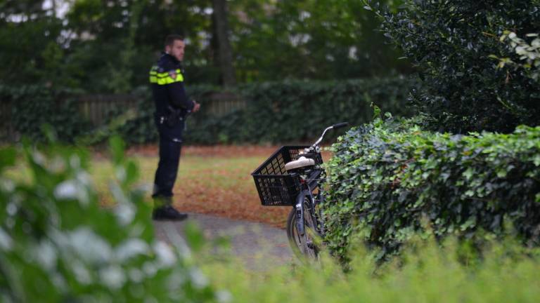 De politie doet sporenonderzoek na het zedenmisdrijf (foto: Perry Roovers/SQ Vision).