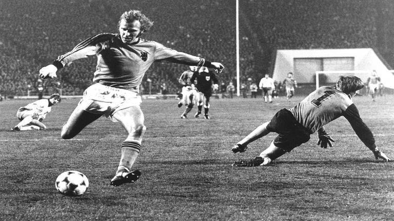 De EK-kwalificatiewedstrijd tegen de toenmalige DDR op 21 november 1979. Met een fraaie solo passeert René van de Kerkhof doelman Hans Grapenthin en schiet hij de winnende 2-3 binnen. Met die goal plaatste Oranje zich voor het EK in Italië. (foto: ANP)