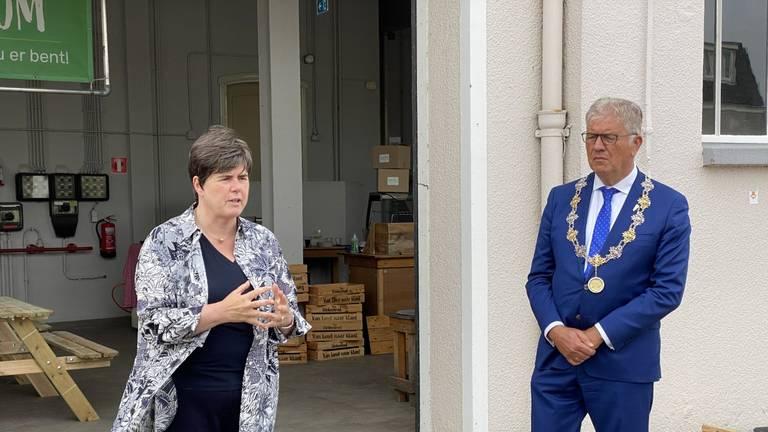 Commissaris van de Koning Ina Adema in gesprek met de burgemeester van Bergen op Zoom