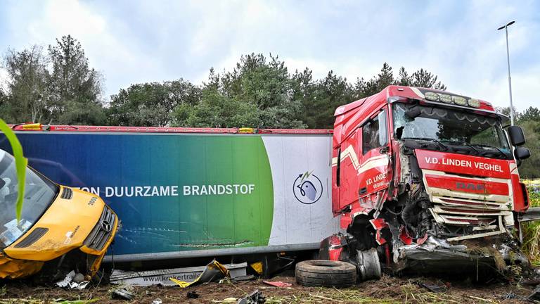 Op de A58 is bij Moergestel een vrachtwagen met een auto van wegwerkers gebotst. De ravage op de snelweg was groot (foto: SQ Vision).
