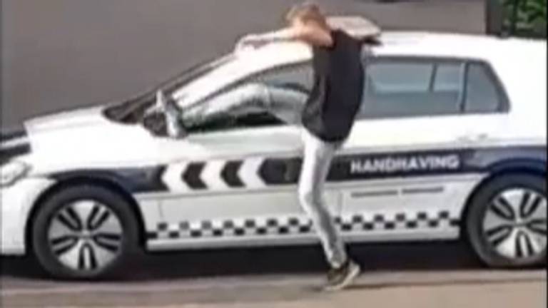 De man trapt de spiegel van de auto (beeld: Dumpert)
