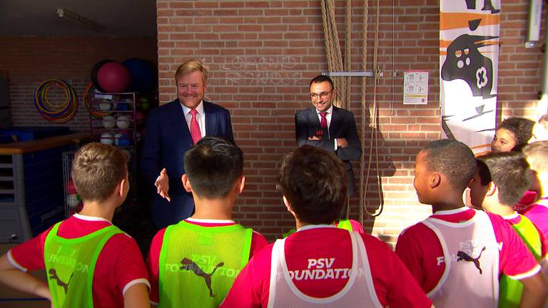 Willem-Alexander lachend tussen de kinderen (foto: Omroep Brabant).